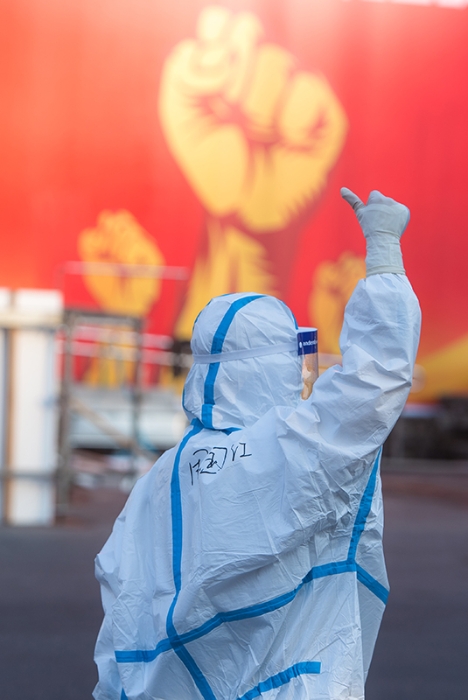医务人员在湖北省武汉体育中心方舱医院前竖起拇指为自己和同伴加油鼓劲(2020年2月12日摄)。 医务人员在湖北省武汉体育中心方舱医院前竖起拇指为自己和同伴加油鼓劲(2020年2月12日摄)。