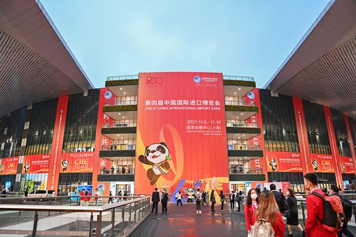 人们在第四届进博会上参观(11月5日摄)。 人们在第四届进博会上参观(11月5日摄)。
