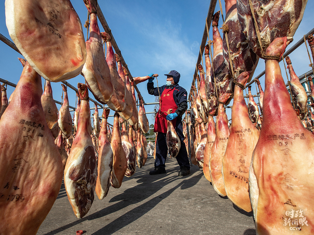 △1月10日,浙江金华某火腿加工区整整齐齐吊晒着上万只火腿。
